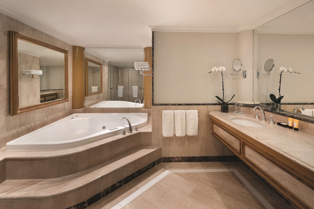 Royal Suite, Club Lounge Access, Harbor View (High Floor) thumbnail 5