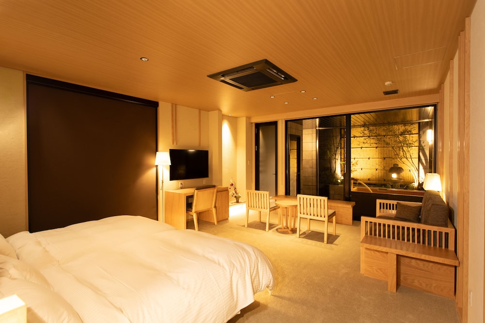 Deluxe Double or Twin Room photo 1