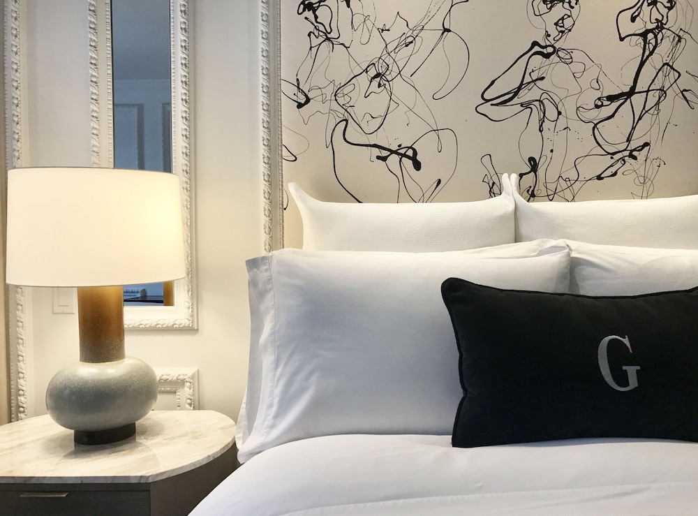 Suite, 1 Bedroom (Mobility/Hearing Access, Roll-In Shwr)
