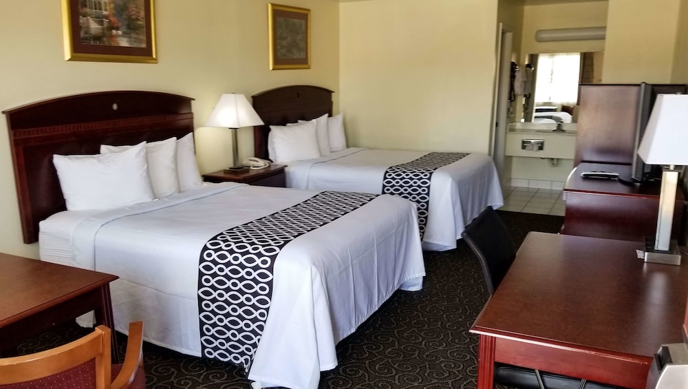 Two queen bed non smoking - Photo 1