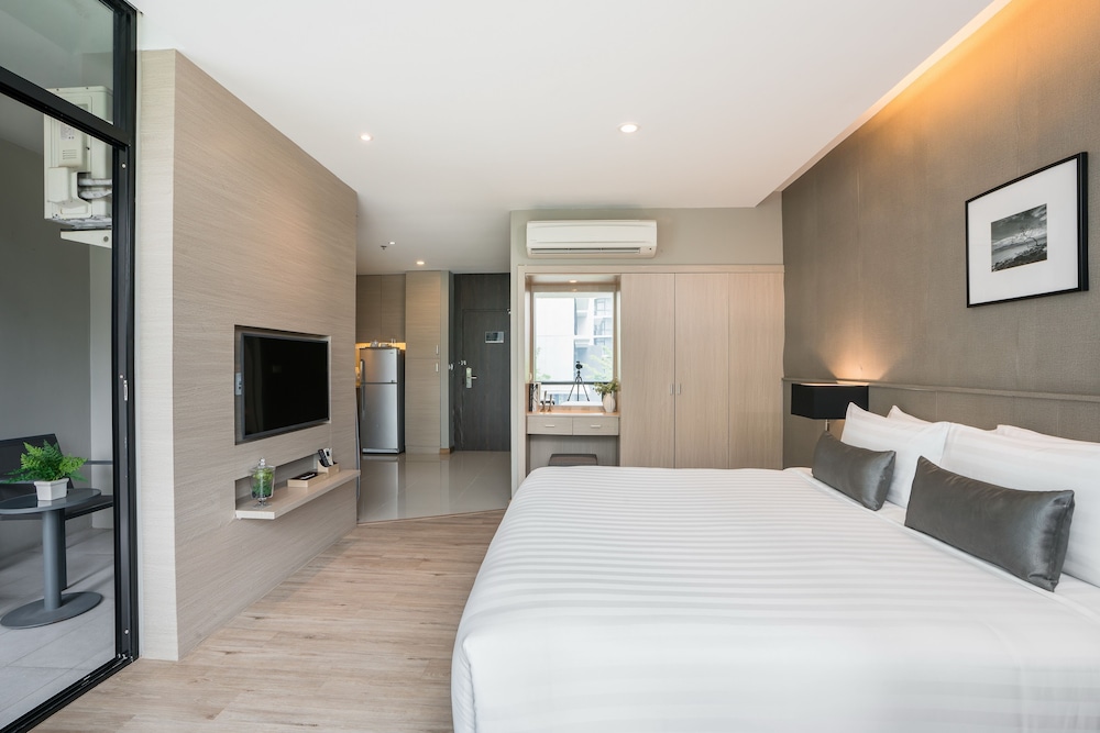 Deluxe Pool View Room with Kitchenette - Photo 6