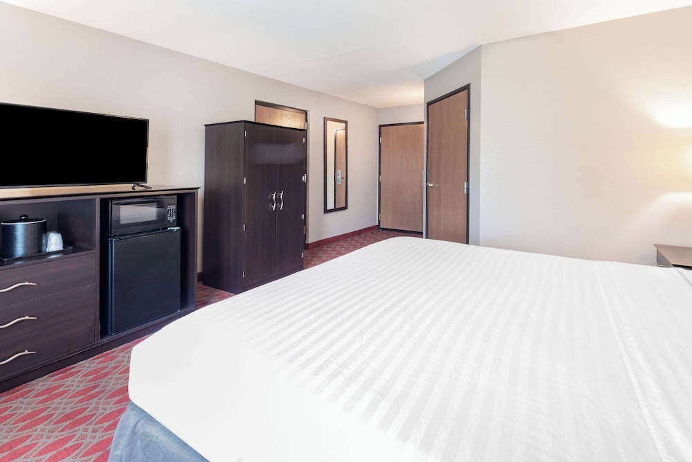 Room, 1 King Bed, Non Smoking - Photo 3