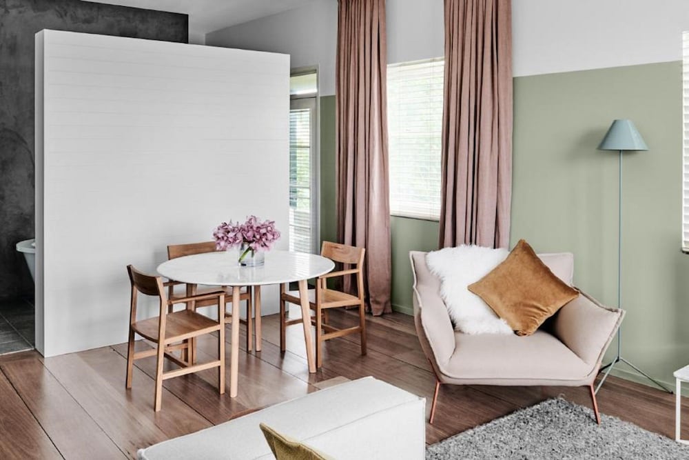 Corner Suite - Photo 3
