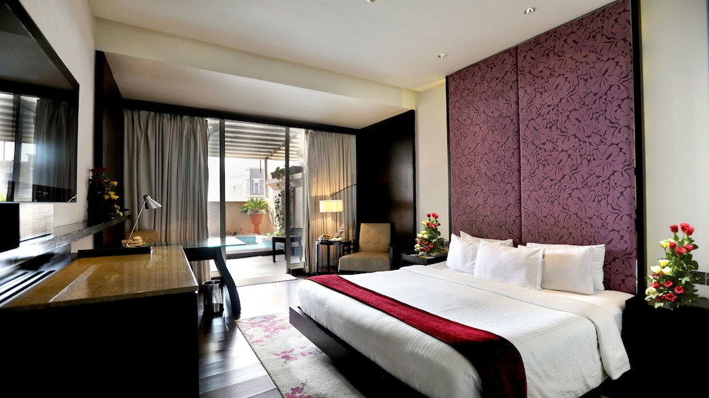 Suite Room King Bed with Bath Tub - Photo 3