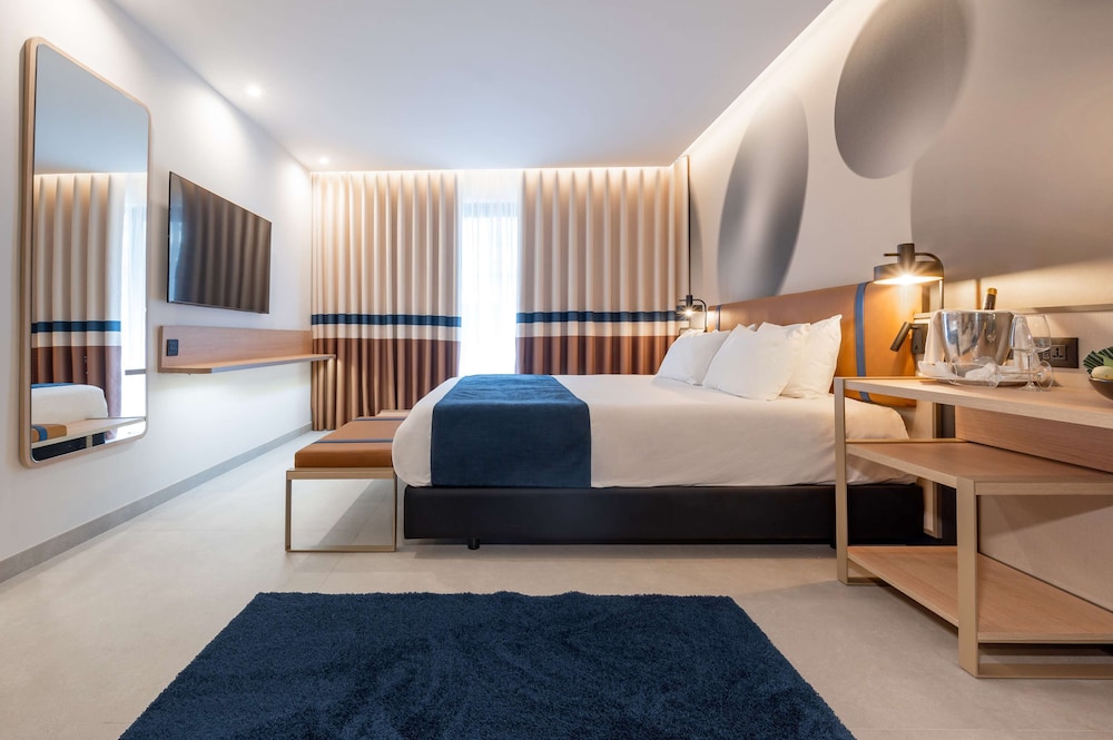 Deluxe Room, 1 King Bed, Balcony, Partial Sea View