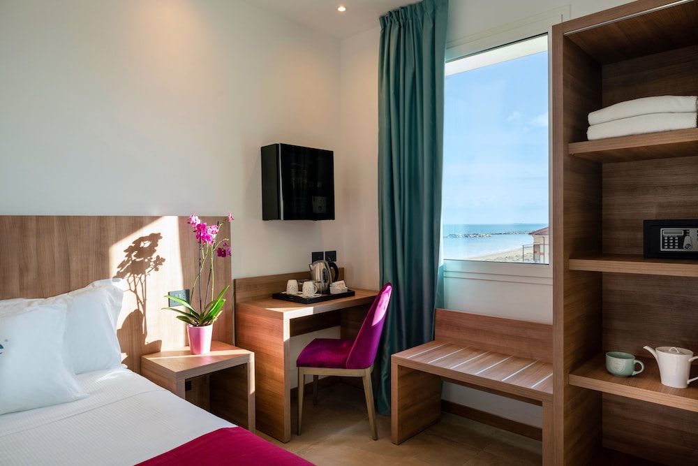 Junior Suite, Sea View (Lovers, Jacuzzi) photo 2