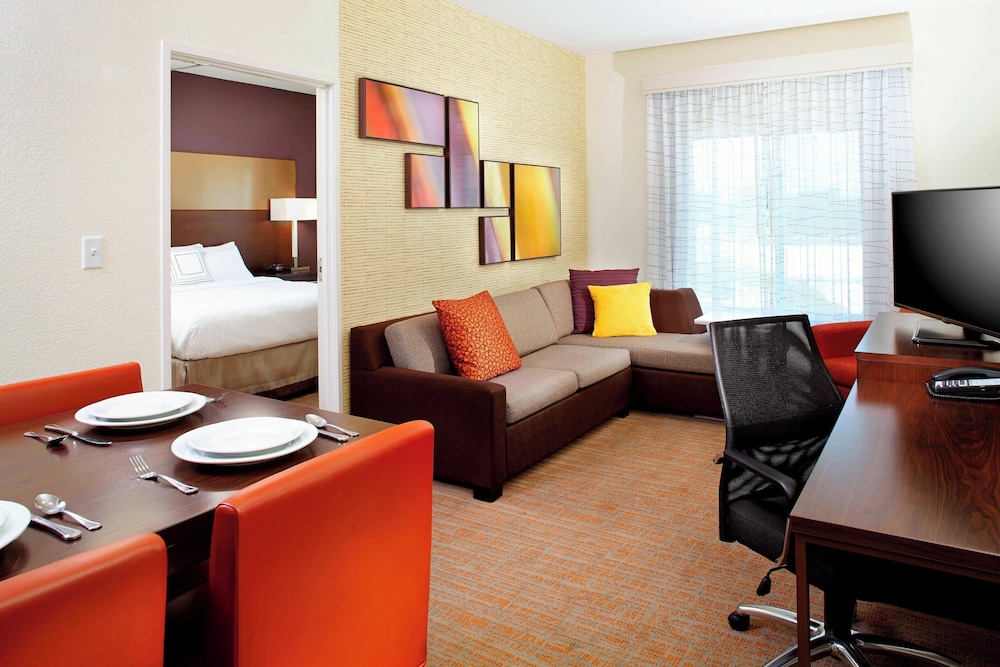Suite, 2 Bedrooms (Mobility/Hearing Accessible, Tub) photo 3