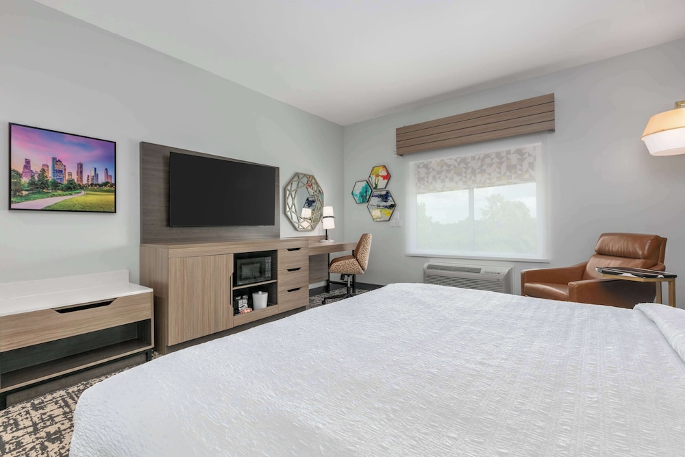 Room, 1 King Bed, Refrigerator & Microwave - Photo 2