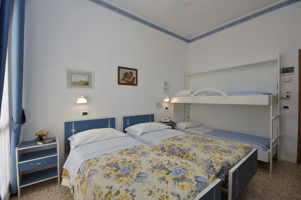Economy Quadruple Room photo 1