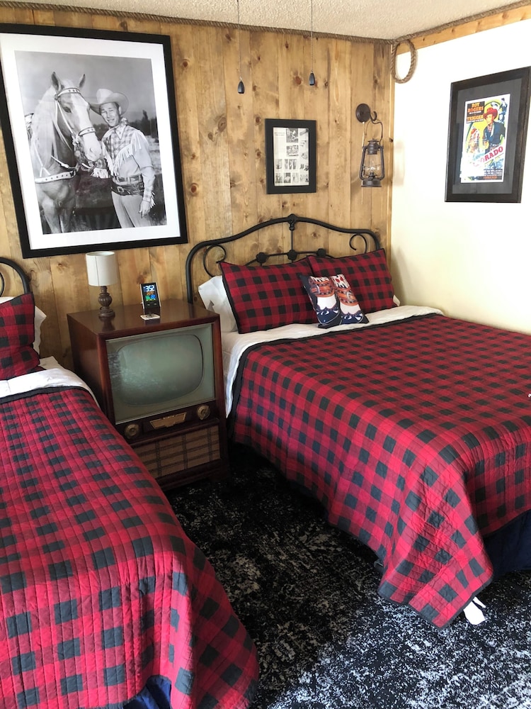 Deluxe Single Room, 2 Queen Beds, Mountain View photo 1