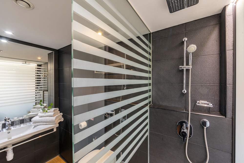 Garden Suite, Poolfront - Photo 5
