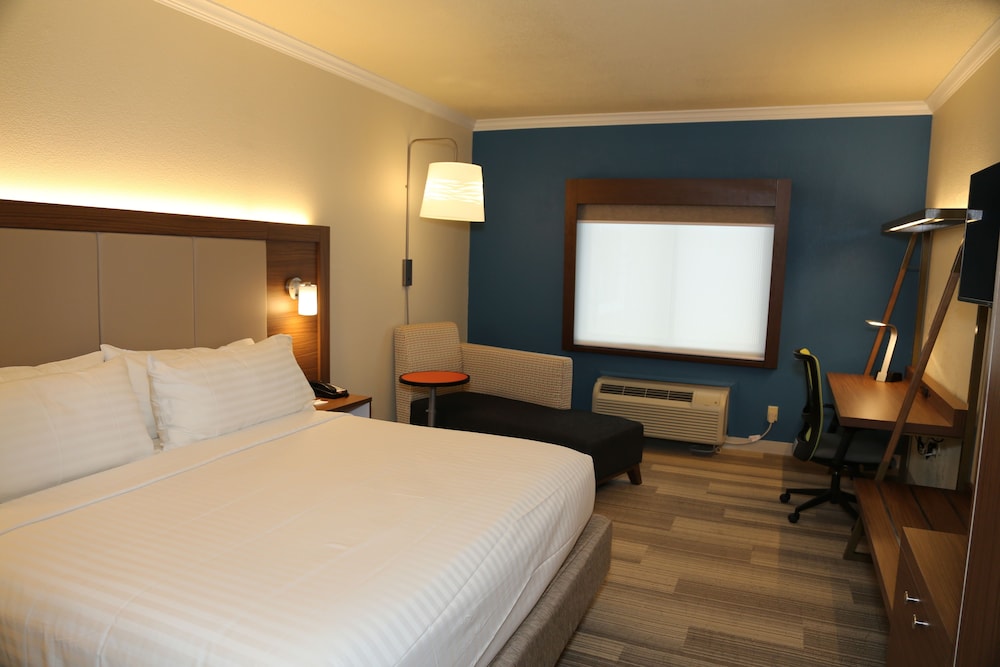 Standard Room, 1 King Bed, Accessible, Non Smoking (Communications) - Photo 2