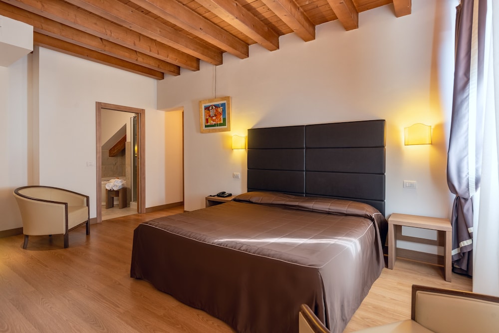 Comfort Suite, 1 Queen Bed - Photo 14