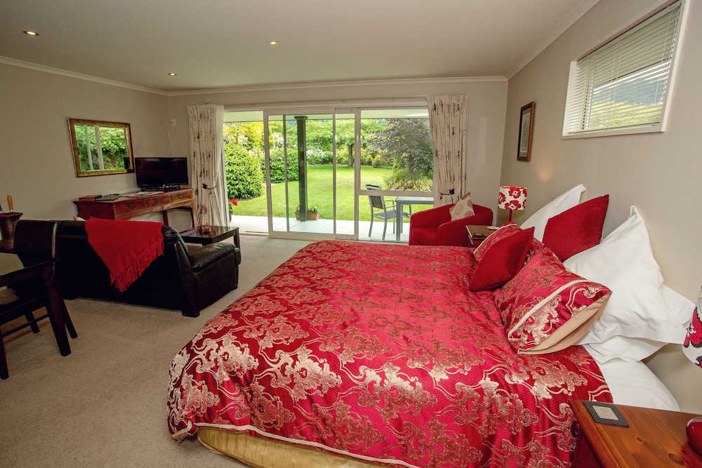 Premium Studio Suite, 1 King Bed, Non Smoking, Mountain View photo 3