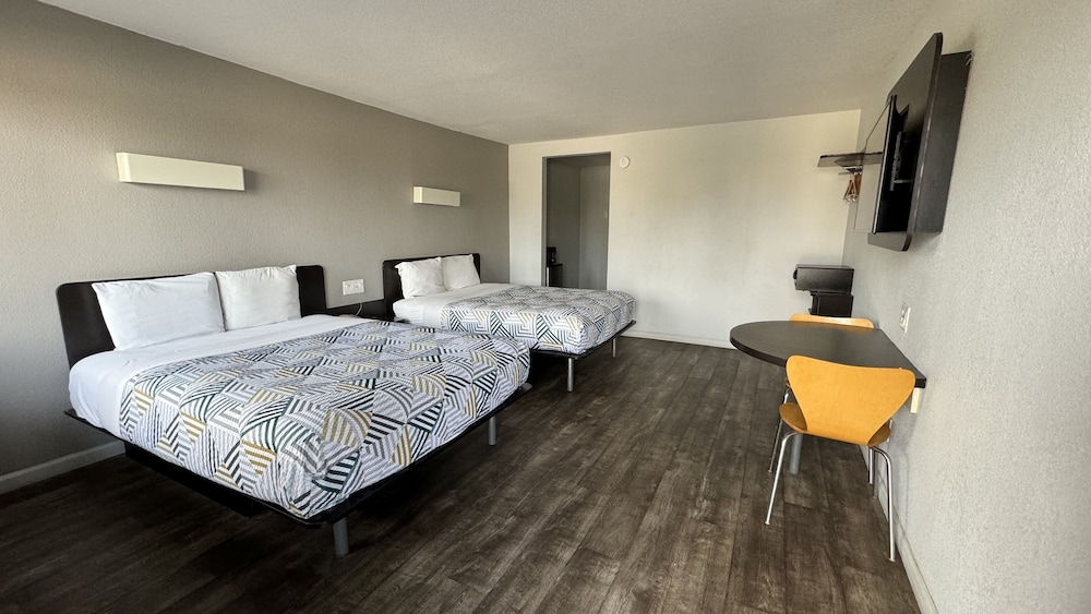 Deluxe Room, 2 Queen Beds, Non Smoking, Refrigerator & Microwave - Photo 5