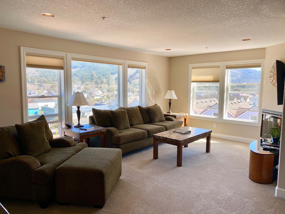 Luxury Condo, 2 Bedrooms, Kitchen, Partial Ocean View photo 2