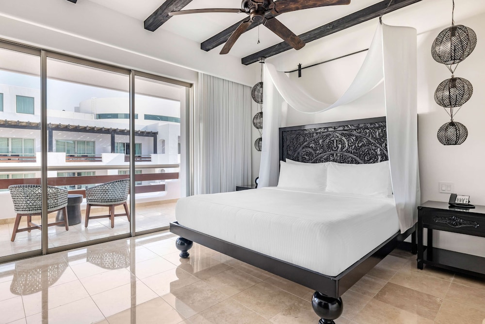 1 Bedroom 1 King Pool View Suite With Balcony