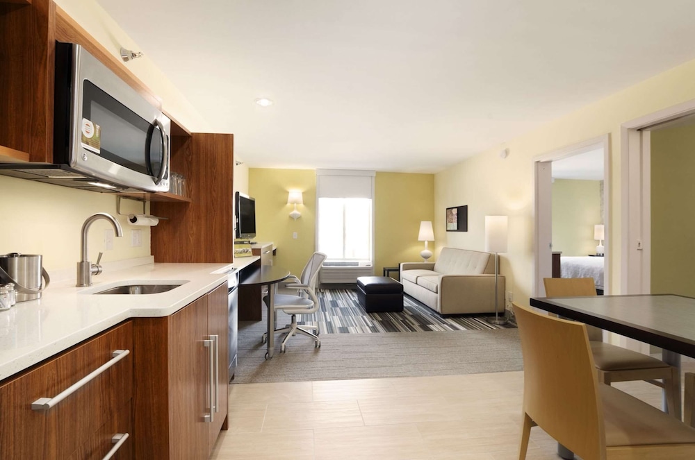 Suite, 1 King Bed, Non Smoking - Photo 3