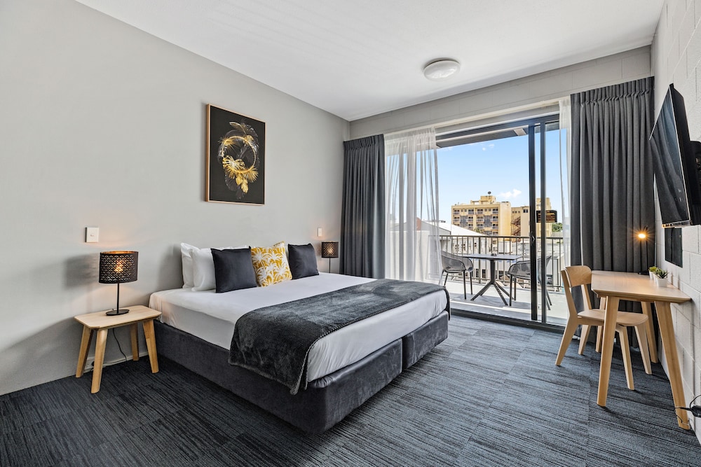 Hotel Deluxe Room - Photo 1