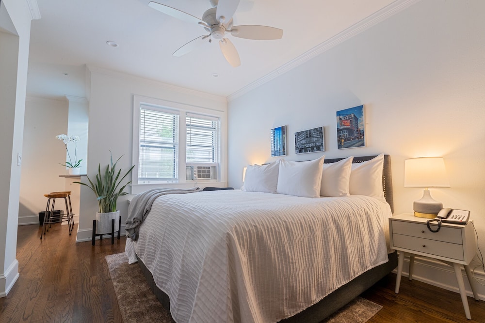 Premier Room, 1 King Bed photo 1