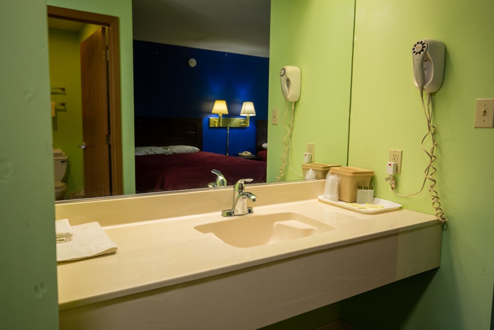 Deluxe Room, 2 Queen Beds, Non Smoking, Refrigerator & Microwave photo 3