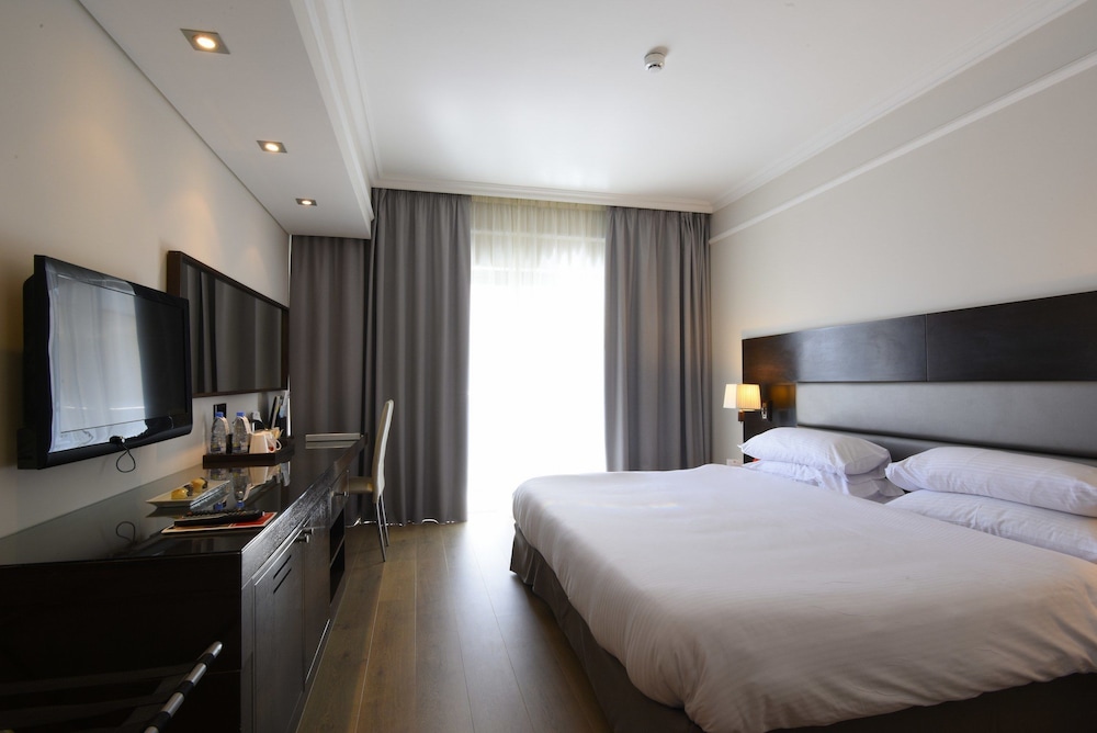 Room, 1 King Bed, Accessible, Smoking - Photo 2