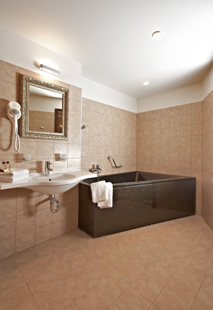 Luxury Suite, 1 King Bed - Photo 4