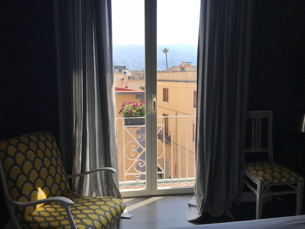 Deluxe Double Room - Photo 11