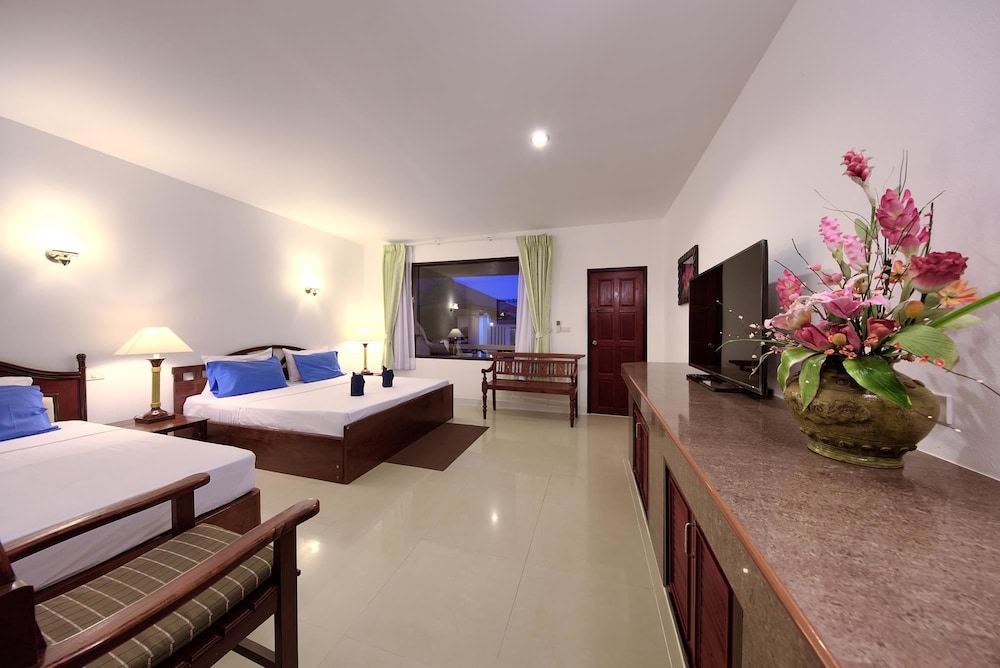 Deluxe Triple Room, Kitchen, Poolside photo 1