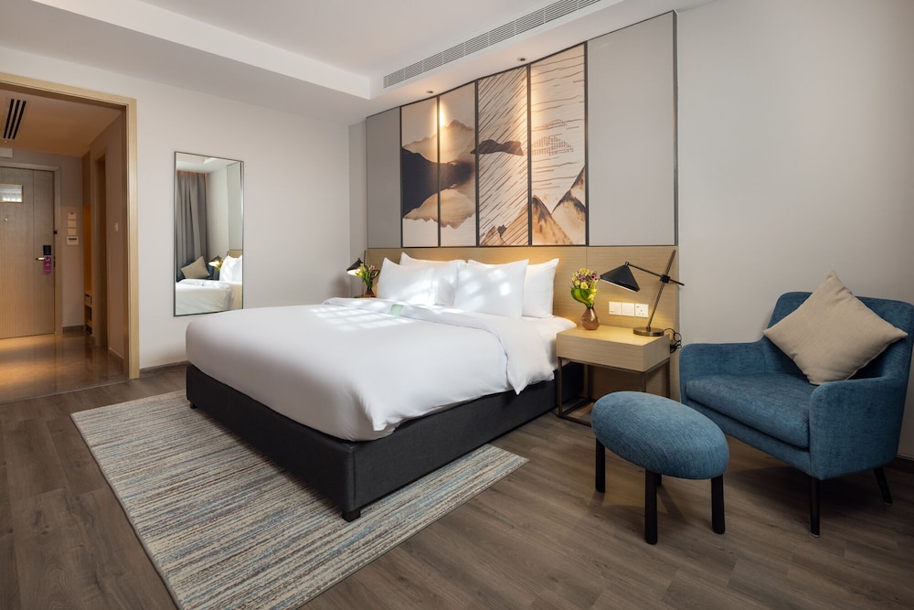 Standard Room, 1 King Bed, Non Smoking - Photo 1