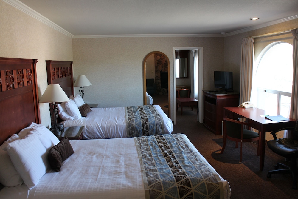Deluxe, 3 Queen Beds, Fireplace photo 1