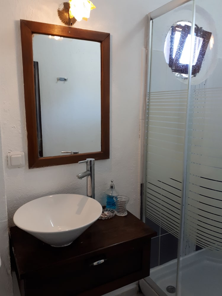 Economy Triple Room photo 3