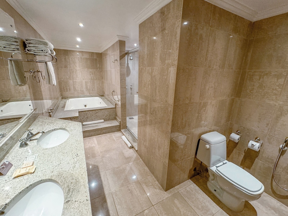 Executive Suite - Photo 6