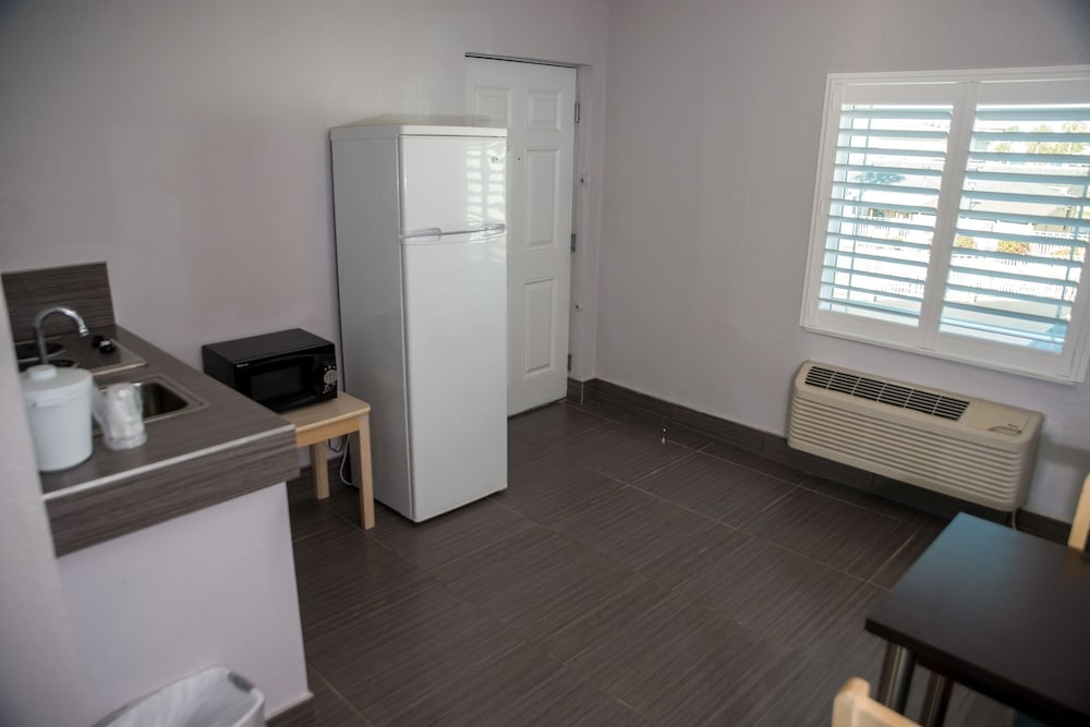 Queen Room with Kitchen photo 2