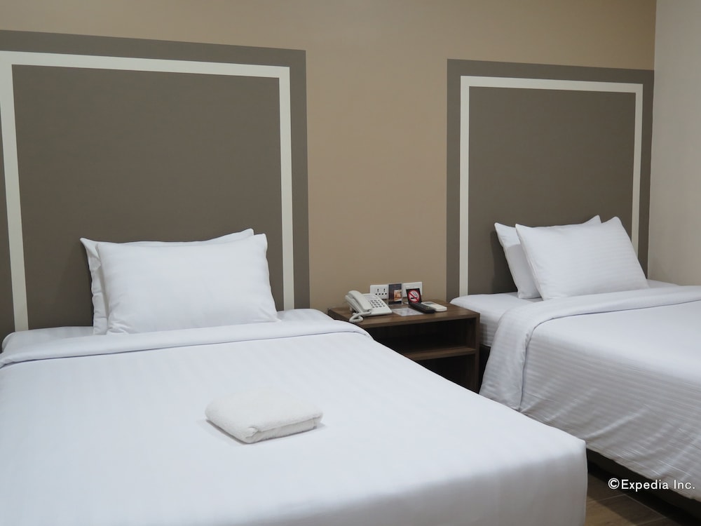 Standard Triple Room, 2 Double Beds, No Windows photo 1