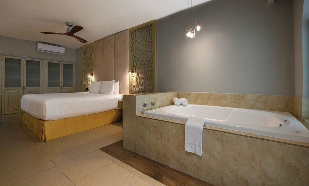 PREMIER BEACHFRONT JUNIOR SUITE - Photo 1