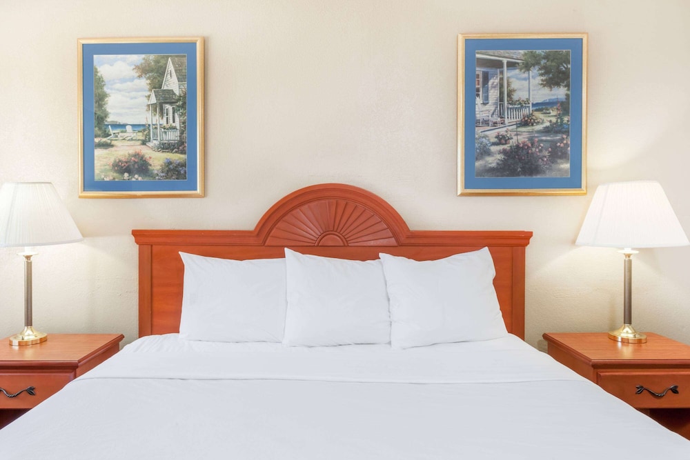 Room, 1 King Bed, Non Smoking - Photo 4