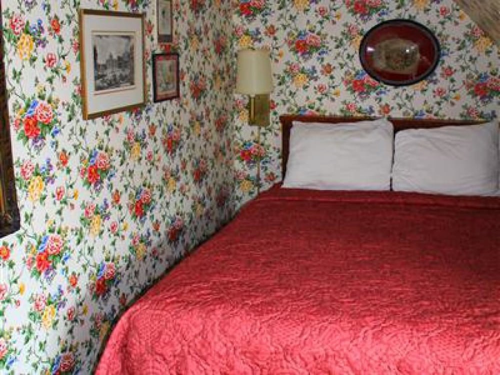 Premium Single Room, Ensuite (COZY COLONIAL ONE QUEEN) photo 3