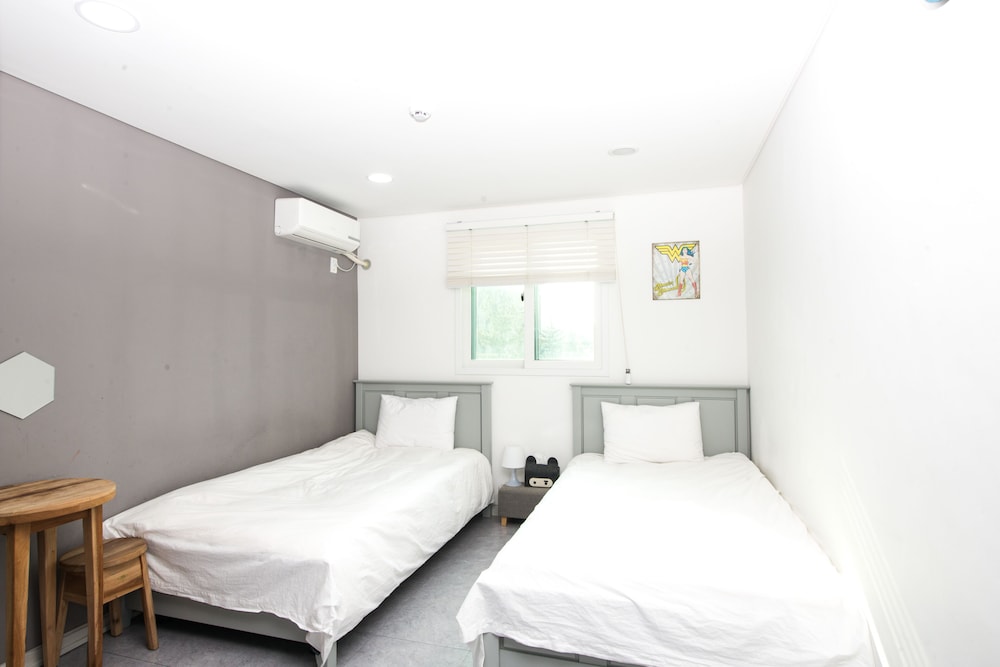 Basic Twin Room, 2 Twin Beds photo 1