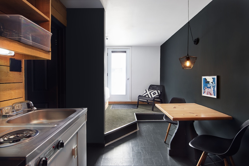 Classic Studio, 1 Queen Bed, Kitchenette photo 3