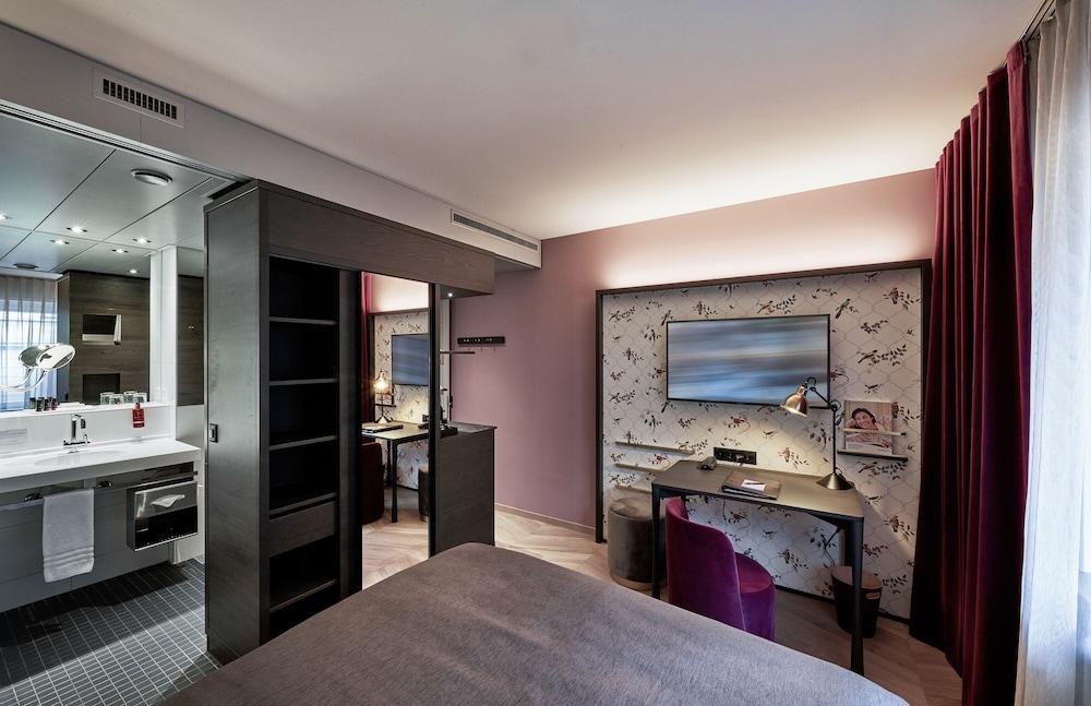 Standard Room, 1 Queen Bed - Photo 4
