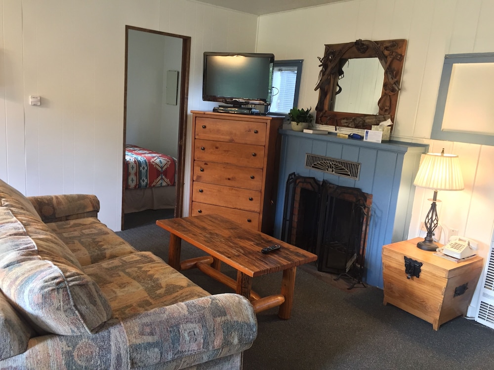 Bunkhouse #7 (River Cabin, Private Hot Tub, Fireplace, 6 adults, 2 children)