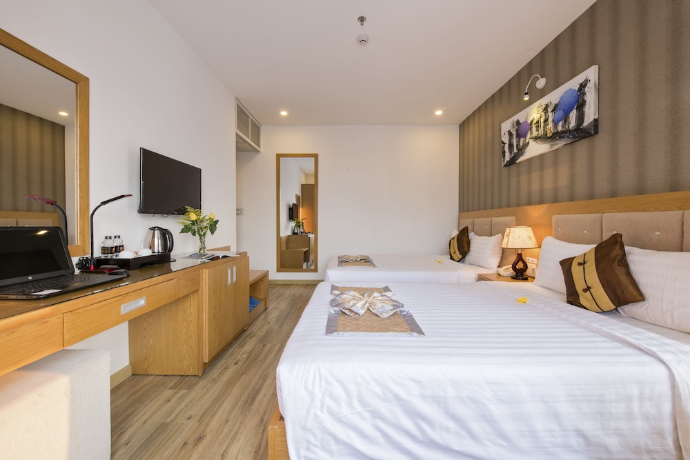 Family Room, 2 Double Beds, City View photo 3