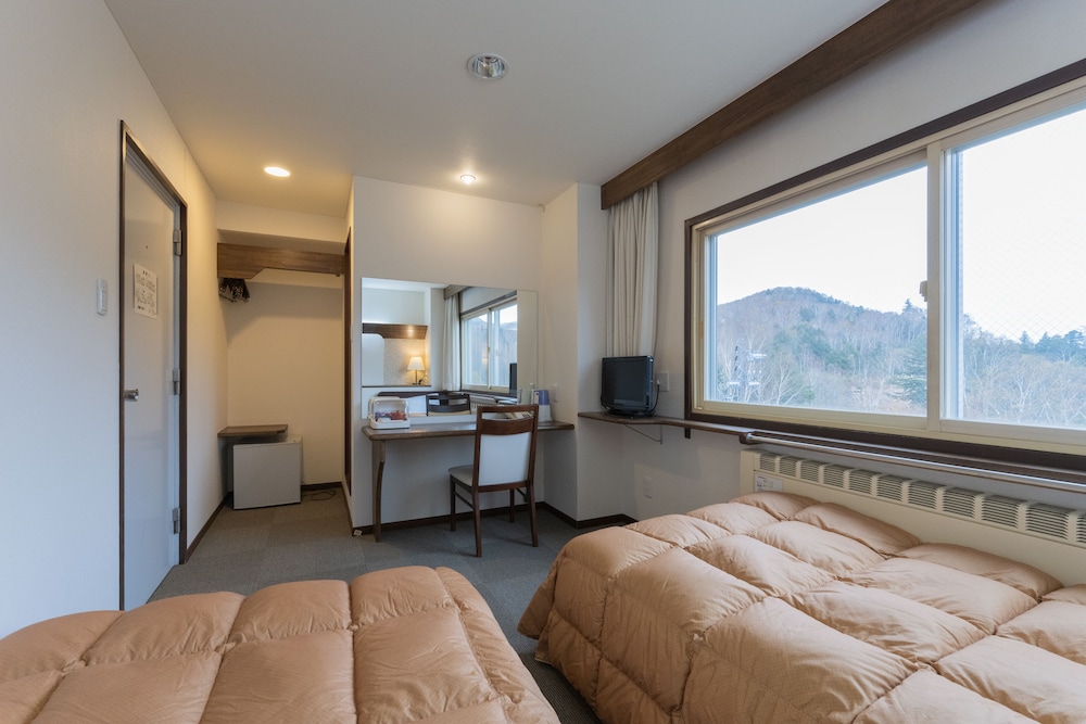 Basic Twin Room, 2 Twin Beds photo 3