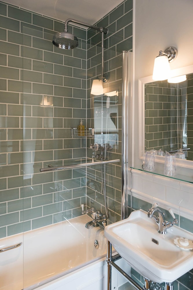 Standard Double or Twin Room (The Horse & Farrier) - Photo 10