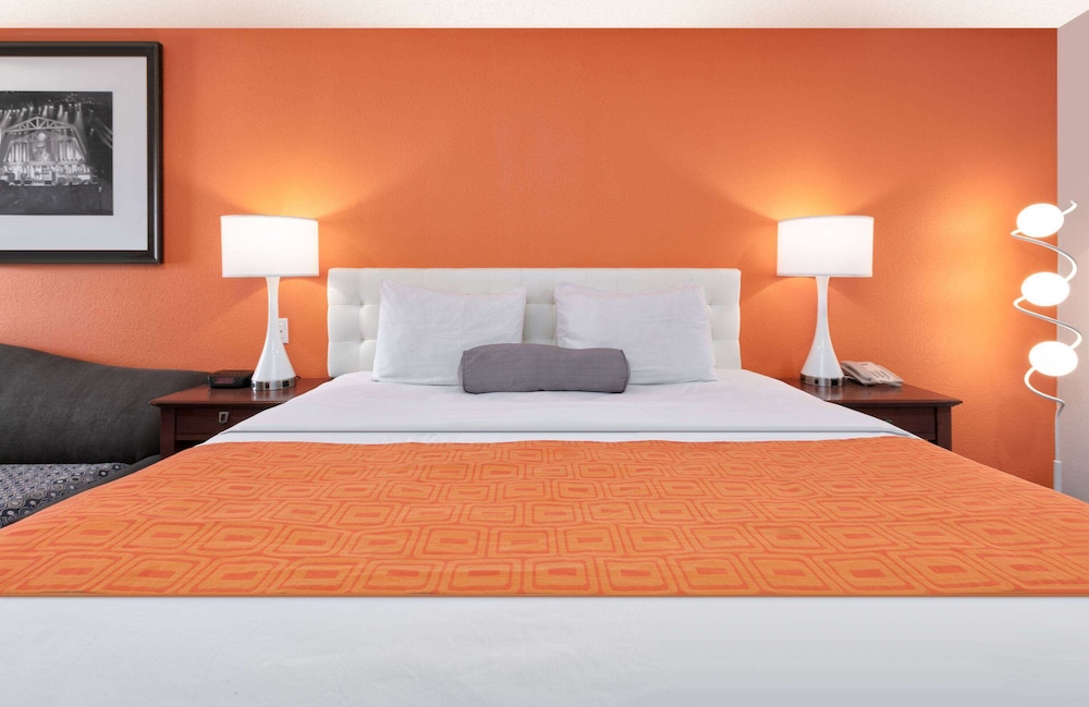 Room, 1 King Bed, Non Smoking - Photo 2