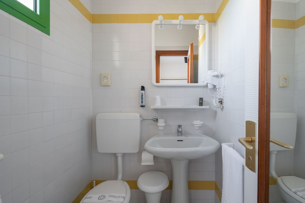 Basic Double Room, 1 Double Bed, Balcony photo 2