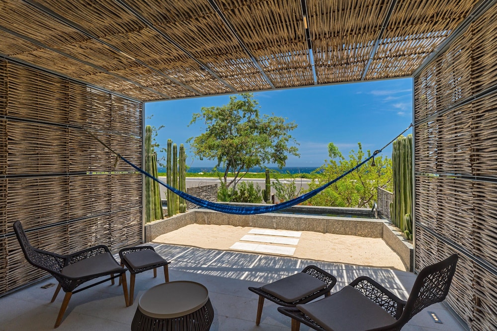 Plunge Pool Room 2 Queen Beds