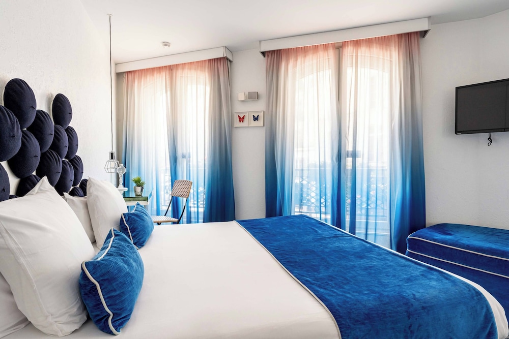 Family Room, 2 Bedrooms, includes soft minibar, courtesy tray, digital press photo 2