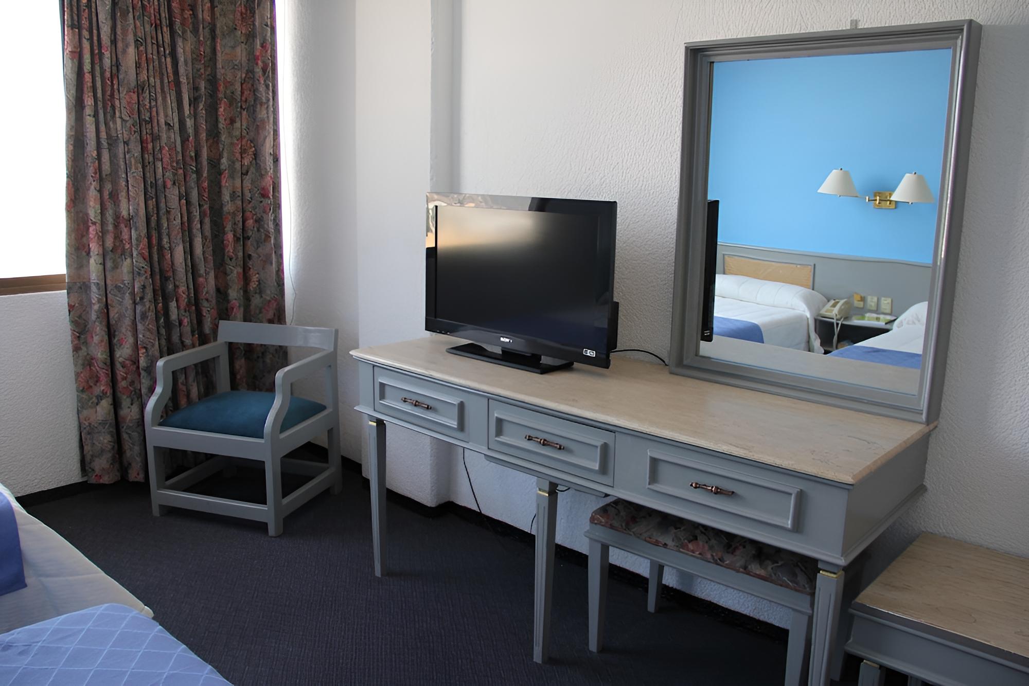 Standard Room, 1 King Bed photo 3